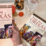 Tarô dos Orixás deck com 22 cartas e livro